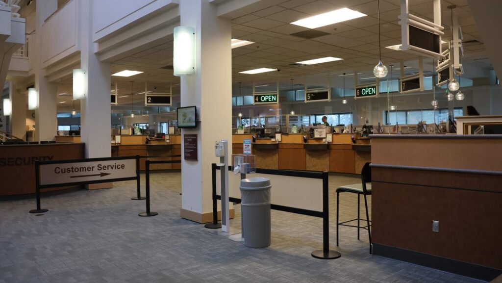 Mostradores de atención al cliente dentro de una oficina de Snohomish County PUD.