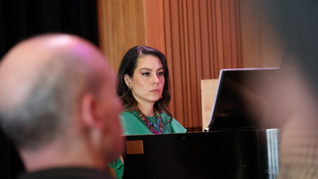 La pianista Denisse Avena Arévalo se presentó como parte del programa artístico del concierto del Día de la Mujer. Foto: Latino Herald™