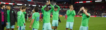 Jugadores del Seattle Sounders FC aplauden a la afición desde el campo tras su victoria 1-0 frente a St. Louis CITY SC el sábado 7 de marzo.