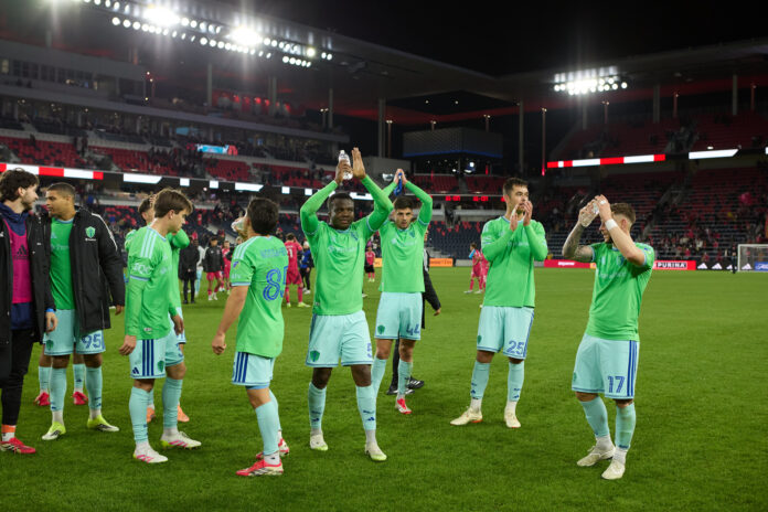 Jugadores del Seattle Sounders FC aplauden a la afición desde el campo tras su victoria 1-0 frente a St. Louis CITY SC el sábado 7 de marzo.