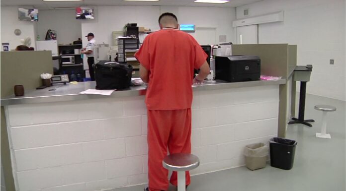 Ayuntamiento de Des Moines aclara que no se contempla un centro de detención de ICE Inmigrante detenido y procesado en la cárcel de ICE en Tacoma — Latino Herald ™