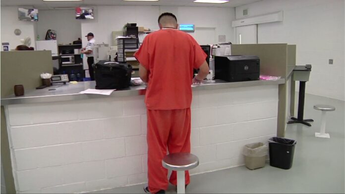 Inmigrante detenido y procesado en la cárcel de ICE en Tacoma — Latino Herald ™