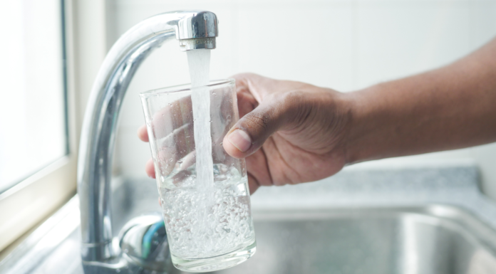 Análisis nacional pone en duda la calidad del agua potable en WA