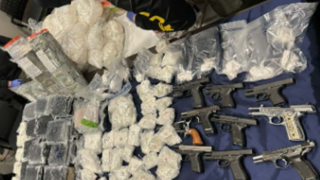 Droga y armas incautadas por las autoridades durante el operativo en el este de Washington – Foto cortesía del Fiscalía de los Estados Unidos para el Distrito Este de Washington 