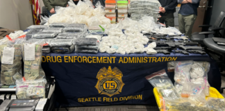 DEA realiza la mayor incautación de drogas en la región este de Washington Dinero, drogas, armas y equipos incautado por las autoridades durante el operativo en el este de Washington – Foto cortesía del Fiscalía de los Estados Unidos para el Distrito Este de Washington