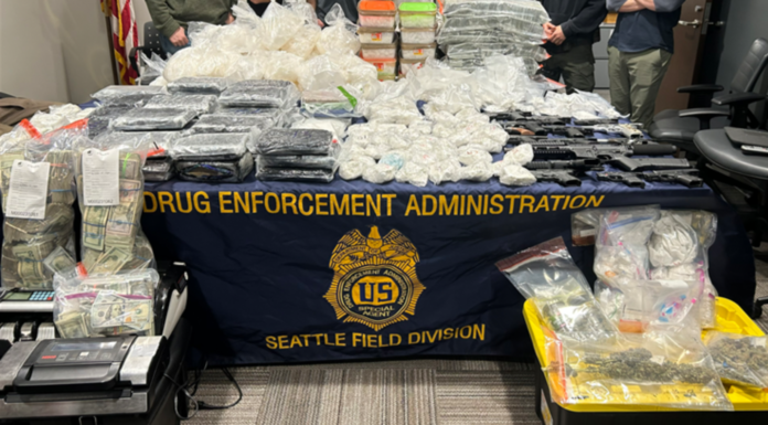 DEA realiza la mayor incautación de drogas en la región este de Washington Dinero, drogas, armas y equipos incautado por las autoridades durante el operativo en el este de Washington – Foto cortesía del Fiscalía de los Estados Unidos para el Distrito Este de Washington