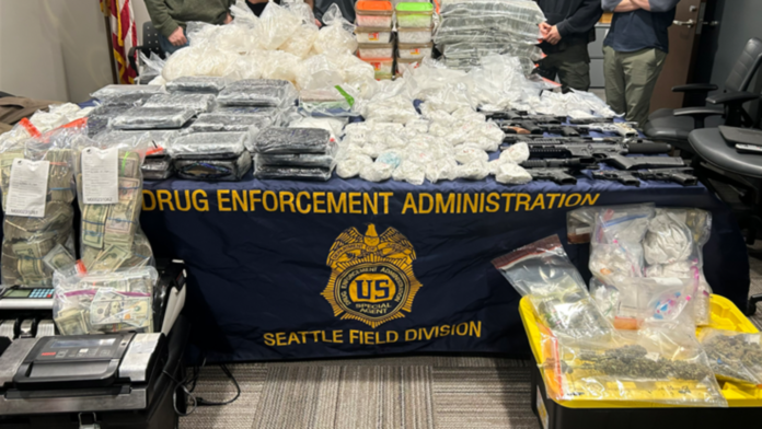Dinero, drogas, armas y equipos incautado por las autoridades durante el operativo en el este de Washington – Foto cortesía del Fiscalía de los Estados Unidos para el Distrito Este de Washington