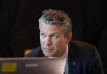 Langosta, salmón y artículos de lujo: el Pentágono gastó 93 mil millones en un mes El secretario de Defensa, Pete Hegseth, observa una operación militar desde Mar-a-Lago, en Palm Beach, Florida, el 1 de marzo de 2026. — Foto: La Casa Blanca