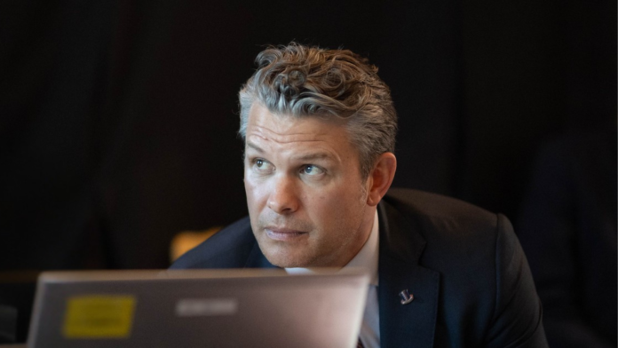 El secretario de Defensa, Pete Hegseth, observa una operación militar desde Mar-a-Lago, en Palm Beach, Florida, el 1 de marzo de 2026. — Foto: La Casa Blanca