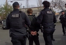 Arrestan en Kent a sospechoso de violación sexual buscado por la policía de Bothell Momento en el que el sospechoso de violacion es capturado por las autoridades - Foto cortesía del Departamento de Policía de Kent