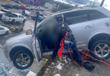 Conductor queda colgando a más de 6 metros en Tacoma Momento en el que personal del rescate trabajan para sacar a una persona del vehículo – Foto cortesía del departamento de bomberos de Tacoma