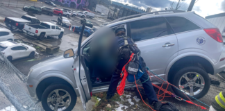 Conductor queda colgando a más de 6 metros en Tacoma Momento en el que personal del rescate trabajan para sacar a una persona del vehículo – Foto cortesía del departamento de bomberos de Tacoma