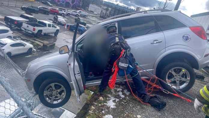 Momento en el que personal del rescate trabajan para sacar a una persona del vehículo – Foto cortesía del departamento de bomberos de Tacoma