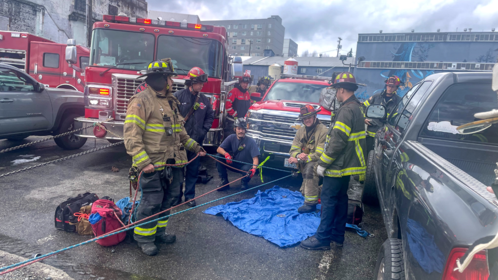 Miembros del grupo de los bomberos preparando el rescate del vehículo – Foto cortesía del departamento de bomberos de Tacoma 