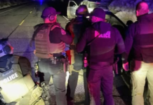 Detienen a sospechoso de secuestro en Kennewick tras operativo policial Autoridades ejecutando el operativo donde se detuvo a un presunto secuestrador en Kennewick – Foto cortesía del departamento de policía de Kennewick