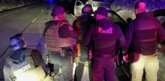 Detienen a sospechoso de secuestro en Kennewick tras operativo policial Autoridades ejecutando el operativo donde se detuvo a un presunto secuestrador en Kennewick – Foto cortesía del departamento de policía de Kennewick