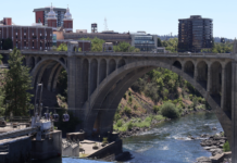 El despegue económico de Spokane atrae empleos e inversión Puente Monroe Street en Spokane, Washington, con su estructura de arco sobre el río Spokane y edificios del centro al fondo en un día soleado