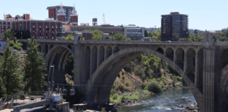 El despegue económico de Spokane atrae empleos e inversión Puente Monroe Street en Spokane, Washington, con su estructura de arco sobre el río Spokane y edificios del centro al fondo en un día soleado