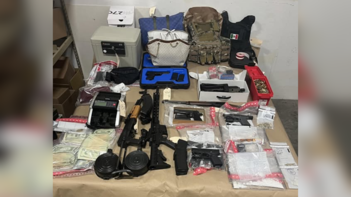 Dinero, armas, drogas y distintos artículos decomisados por las autoridades durante el operativo — Foto: Sheriff del Condado de Thurston, Derek Sanders