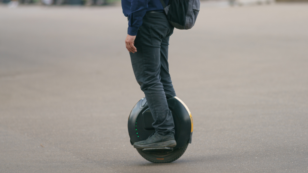 Monociclo eléctrico: vehículo personal de una sola rueda, impulsado por batería y controlado con el equilibrio del cuerpo, utilizado para desplazamientos urbanos.
