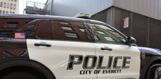 Un incidente de furia vial en Everett terminó en un tiroteo que dejó a un hombre herido Patrulla del departamento de policía de Everett — Foto: Latino Herald ™