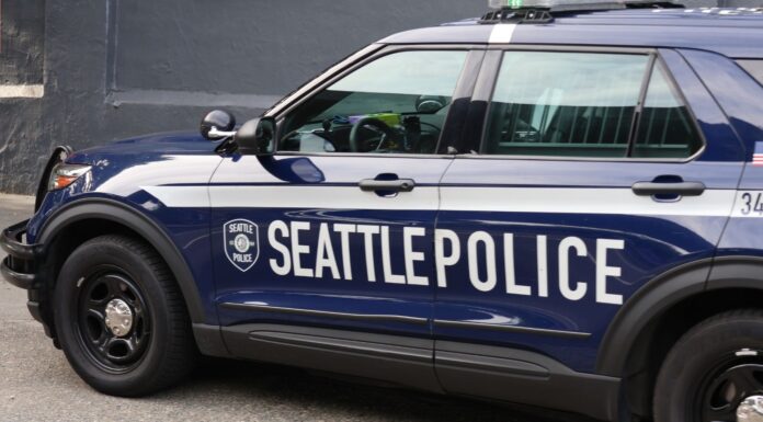 Intento de secuestro en West Seattle: niña de 8 años logra escapar y sospechoso es detenido Patrulla del departamento de policía de Seattle — Foto: Latino Herald ™