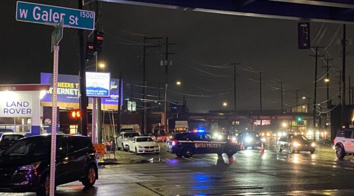 Colisión fatal en Interbay bajo investigación en Seattle Patrulla de la policía de Seattle en el área donde ocurrió el fatal accidente – Foto: SPD