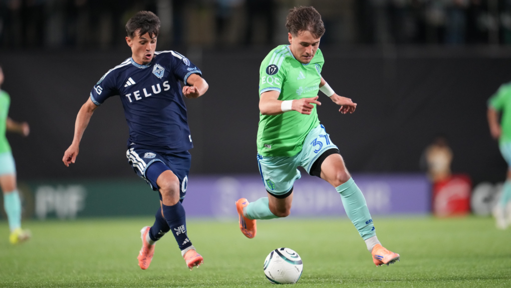 Jugadores de los Sounders y los Whitecaps disputando el control del balón durante su partido de la Concacaf Champions Cup — Foto: Sandra Agbotse / Comunicaciones del Sounders FC 
