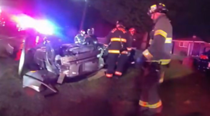 Hombre de 63 años muere en accidente de tráfico en el condado Pierce Miembros del departamento de Central Pierce Fire and Rescue en el sitio del siniestro — Foto: Oficina del Sheriff del condado de Pierce