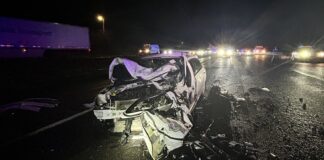 Patrulla estatal de WA es destruida en aparatoso accidente en la autopista 5 Estado del vehículo tras el accidente en el que se vio implicada una patrulla del WSP — Foto: Agente Dakota Russell de la patrulla estatal de Washington