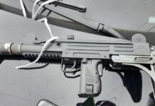 Refuerzo de patrullaje en White Center eleva el número de arrestos Réplica de arma tipo Uzi, calibre .22, incautada por las autoridades durante las labores de patrullaje en White Center – Foto: Oficina del sheriff del condado de King