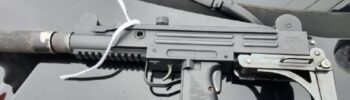 Réplica de arma tipo Uzi, calibre .22, incautada por las autoridades durante las labores de patrullaje en White Center – Foto: Oficina del sheriff del condado de King