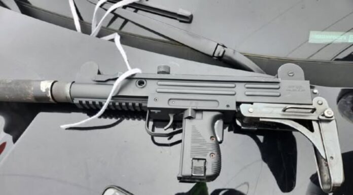 Refuerzo de patrullaje en White Center eleva el número de arrestos Réplica de arma tipo Uzi, calibre .22, incautada por las autoridades durante las labores de patrullaje en White Center – Foto: Oficina del sheriff del condado de King