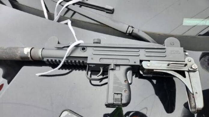 Réplica de arma tipo Uzi, calibre .22, Réplica de arma tipo Uzi, calibre .22, incautada por las autoridades durante las labores de patrullaje en White Center – Foto: Oficina del sheriff del condado de King