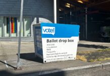 La Ley SAVE elevaría costos electorales en Washington por millones, según el secretario Steve Hobbs Ballot box biblioteca pública de Ballard — Foto: Latino Herald ™