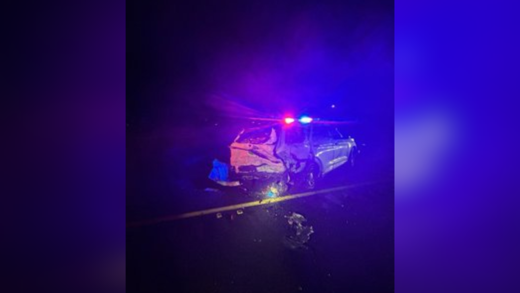 Vehículo de la patrulla estatal de Washington destruido luego de ser impactado por un coche en la I-5 — Foto: Agente Dakota Russell de la patrulla estatal de Washington