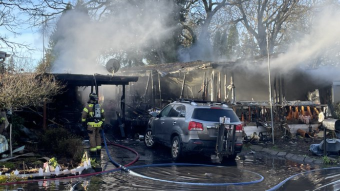 Vivienda destruida por un incendio en Lakewood, la mañana del domingo 22 de marzo — Foto: West Pierce Fire & Rescue