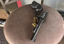 Sin disparos: autoridades controlan a hombre armado y en crisis en el condado Thurston Arma y municiones recuperadas por los agentes durante la detención de un hombre — Foto: Sheriff del condado de Thurston Derek Sanders