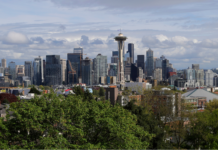 WA entre los estados más caros de Estados Unidos: así impacta el costo de vida El Space Needle visto desde el mirador de Kerry Park — Foto de AP/Ted S. Warren.