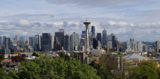 WA entre los estados más caros de Estados Unidos: así impacta el costo de vida El Space Needle visto desde el mirador de Kerry Park — Foto de AP/Ted S. Warren.