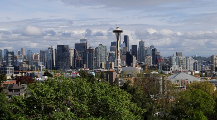 WA entre los estados más caros de Estados Unidos: así impacta el costo de vida El Space Needle visto desde el mirador de Kerry Park — Foto de AP/Ted S. Warren.