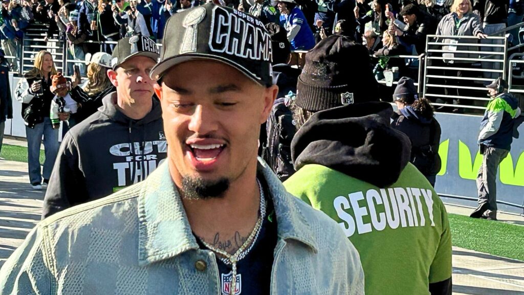 El receptor abierto Jaxon Smith-Njigba durante la celebración de la victoria del Super Bowl en Lumen Field en 2/11/26 — Foto: Latino Herald ™