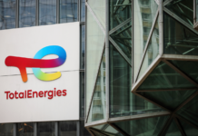 Administración Trump pagará mil millones para cancelar proyectos de energía natural Letrero de la compañía francesa TotalEnergies se exhibe en su sede central en marzo de 2025, en el distrito financiero de La Défense, a las afueras de París. (Foto de AP/Thomas Padilla, Archivo)