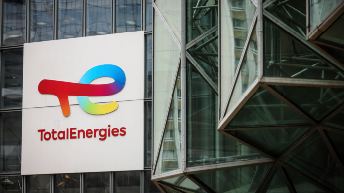 Letrero de la compañía francesa TotalEnergies se exhibe en su sede central en marzo de 2025, en el distrito financiero de La Défense, a las afueras de París. (Foto de AP/Thomas Padilla, Archivo)