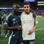 Tres futbolistas del Sounders FC reciben llamado a sus selecciones para la fecha FIFA de marzo De izquierda a derecha, se observa a Georgi Minoungou junto a Osaze De Rosario después de un partido — Foto: Sounders FC Communications