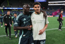 Tres futbolistas del Sounders FC reciben llamado a sus selecciones para la fecha FIFA de marzo De izquierda a derecha, se observa a Georgi Minoungou junto a Osaze De Rosario después de un partido — Foto: Sounders FC Communications