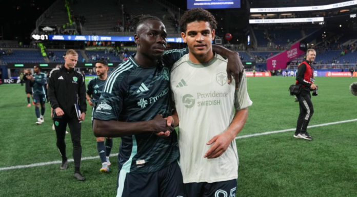 Tres futbolistas del Sounders FC reciben llamado a sus selecciones para la fecha FIFA de marzo De izquierda a derecha, se observa a Georgi Minoungou junto a Osaze De Rosario después de un partido — Foto: Sounders FC Communications
