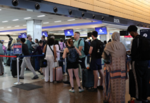 Seattle se mantiene sin presencia de ICE en su aeropuerto Pasajeros hacen fila en el área de check-in de Delta en el Aeropuerto Internacional de Seattle-Tacoma, con equipaje de mano y maletas.