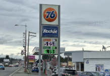 Gasolina en Washington supera los $5 por galón y es la segunda más cara del país Señal de una gasolinera 76 en Edmonds, Washington, mostrando precios superiores a 5 dólares por galón para gasolina regular y diésel en la carretera 99.