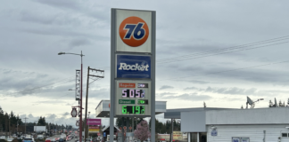 Gasolina en Washington supera los $5 por galón y es la segunda más cara del país Señal de una gasolinera 76 en Edmonds, Washington, mostrando precios superiores a 5 dólares por galón para gasolina regular y diésel en la carretera 99.